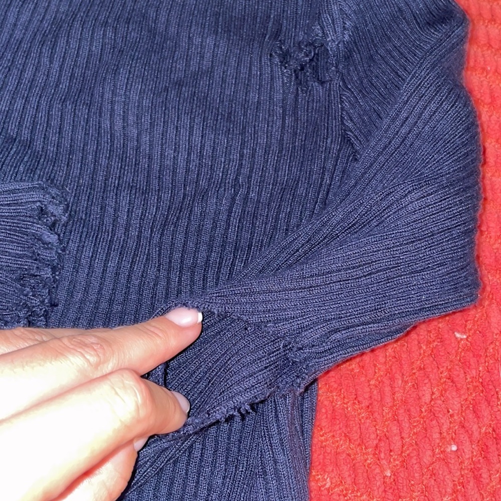 Distressed sweater - Picture 3 of 3
